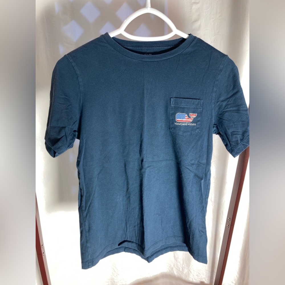 Vineyard Vines boy's size M navy T with USA Flag whale
